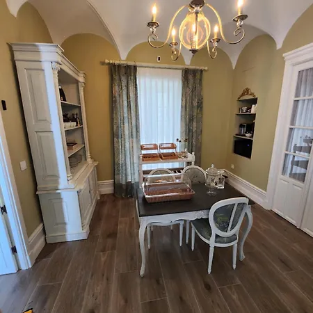 Отель Boutique Iulia 5 Estrellas Медина-де-лас-Торрес
